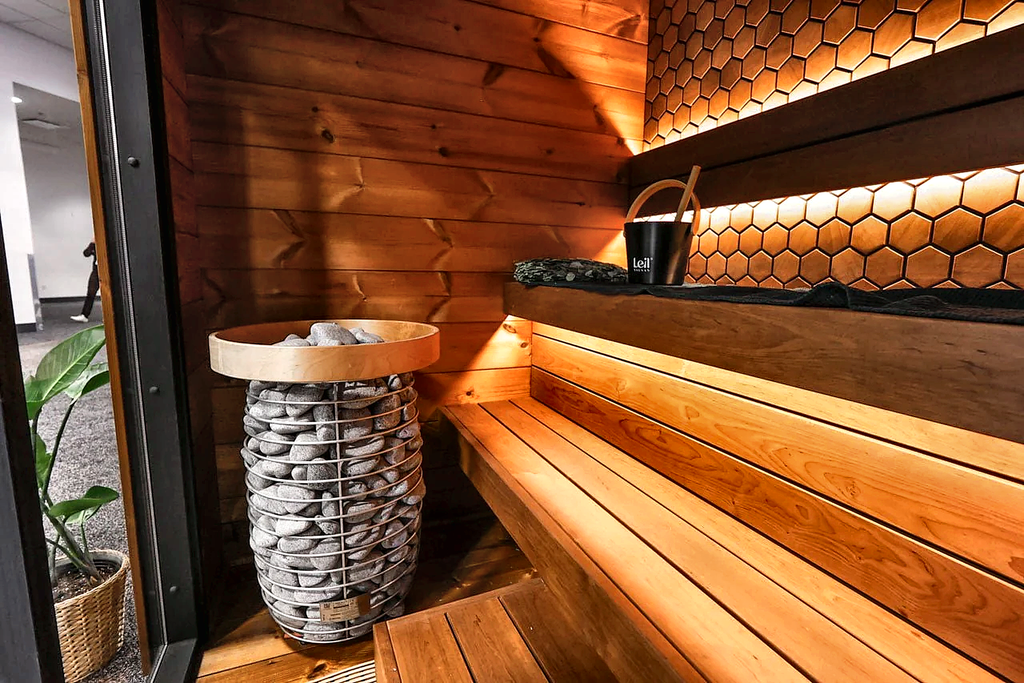 3–4 Person Compact Outdoor Sauna with Panoramic Glazing