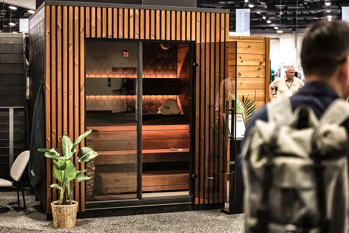 3–4 Person Compact Outdoor Sauna with Panoramic Glazing
