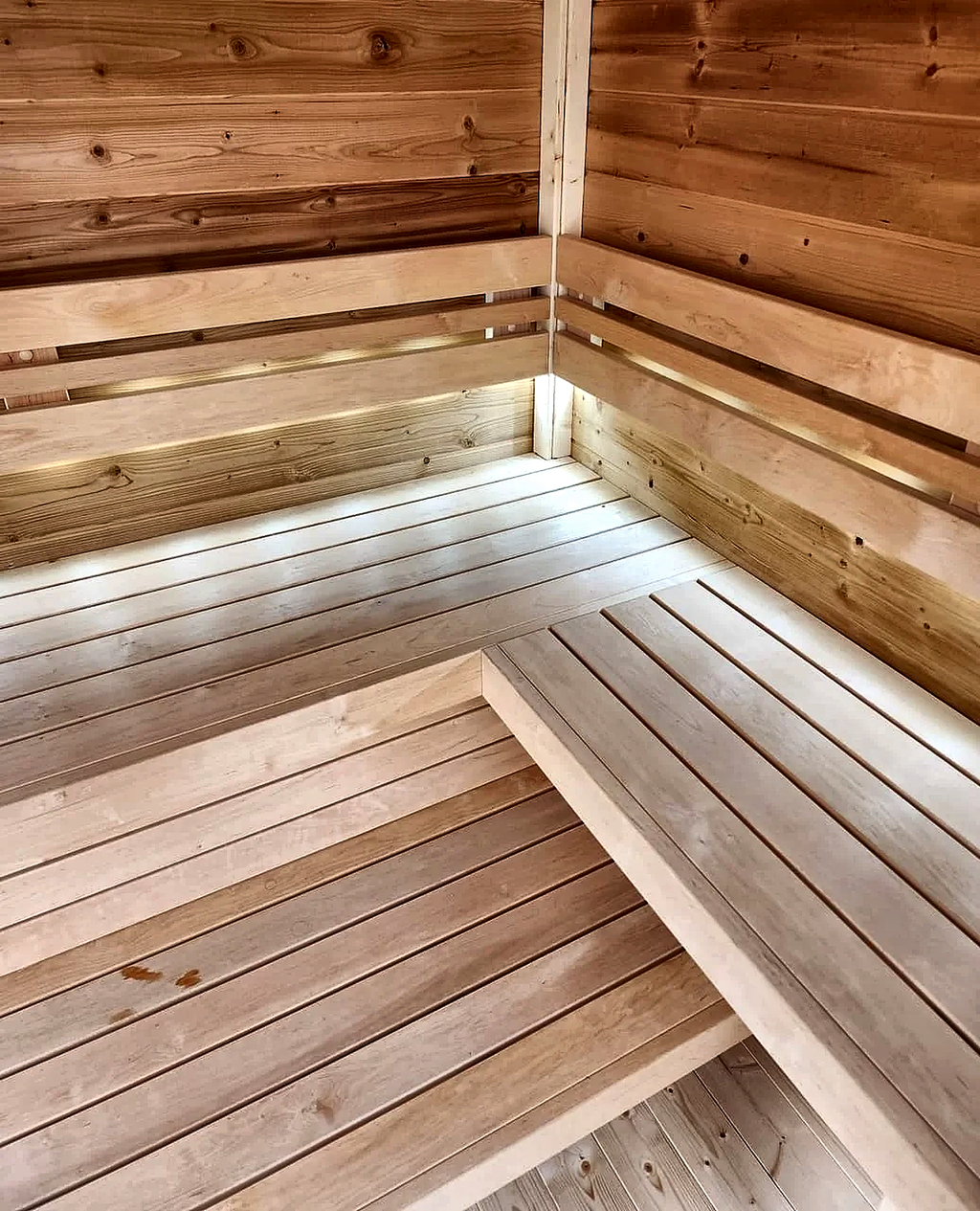 4–5 Person Compact Corner Outdoor Sauna