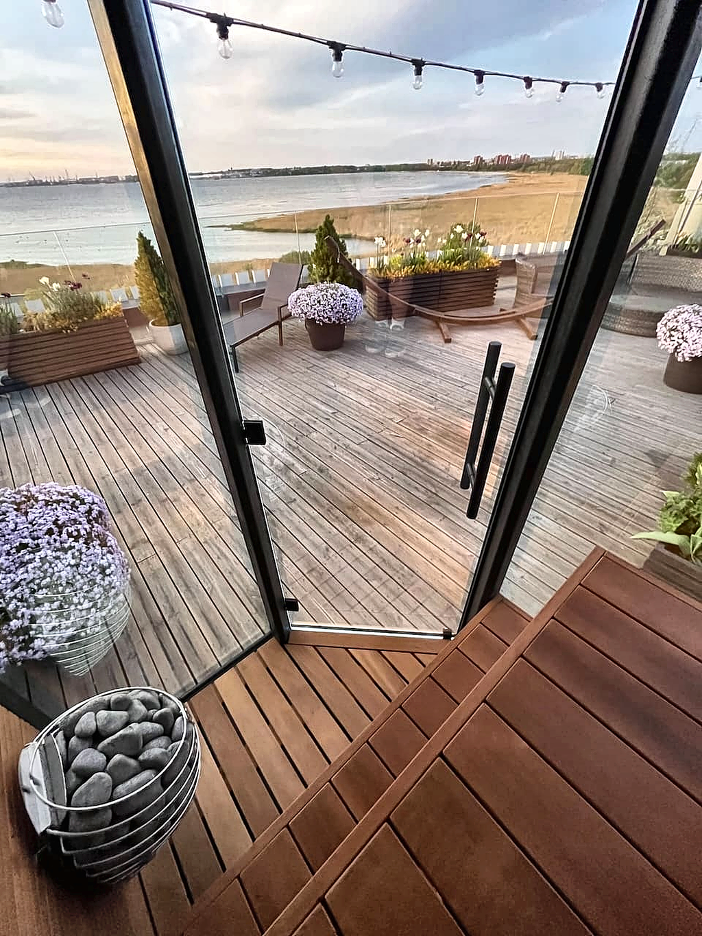 2–3 Person Compact Outdoor Sauna with Mirror-Glass Facade